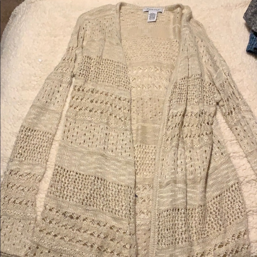 Tank colored cardigan with holes